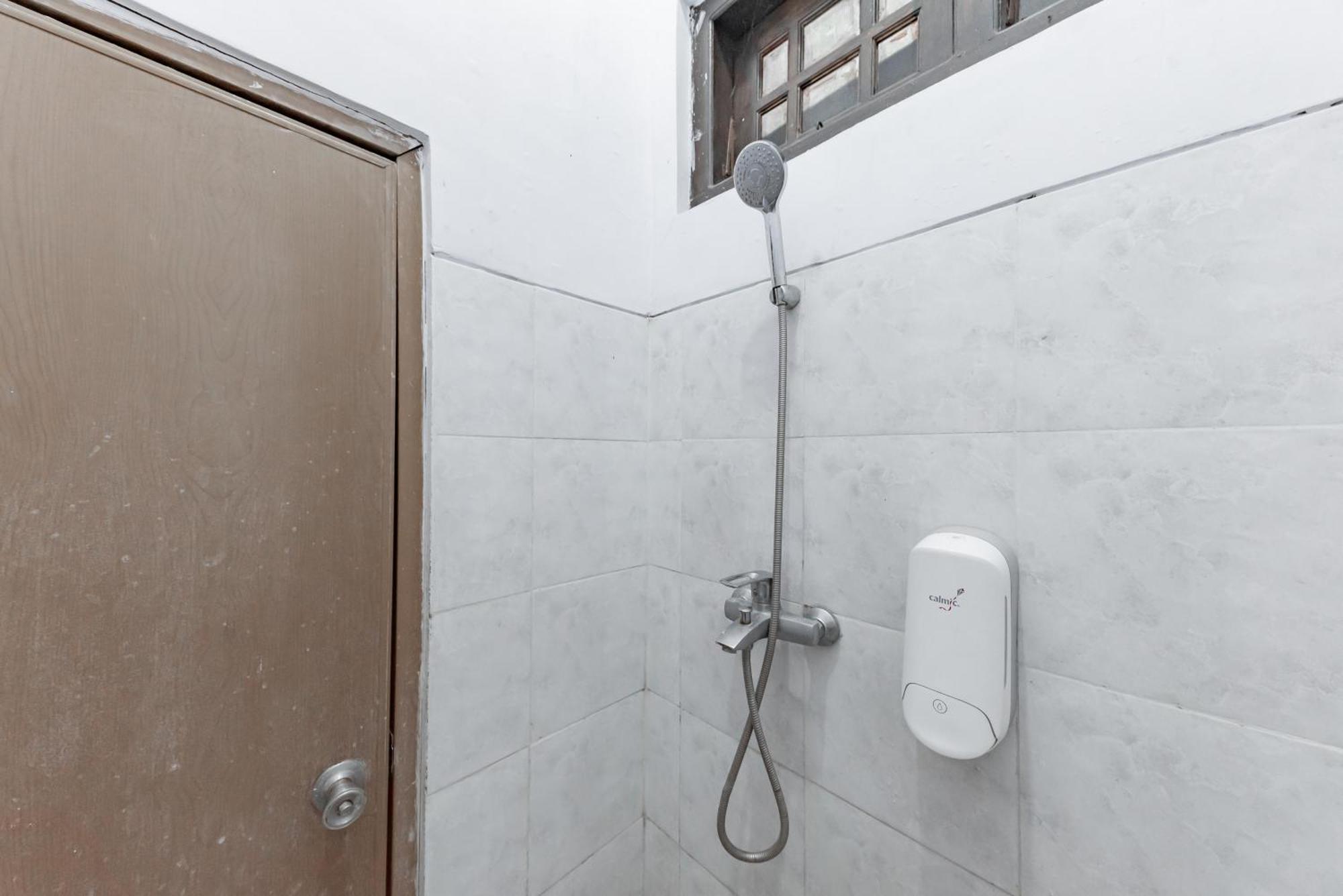 Reddoorz At Ciliwung Guest House Syariah Malang Bagian luar foto
