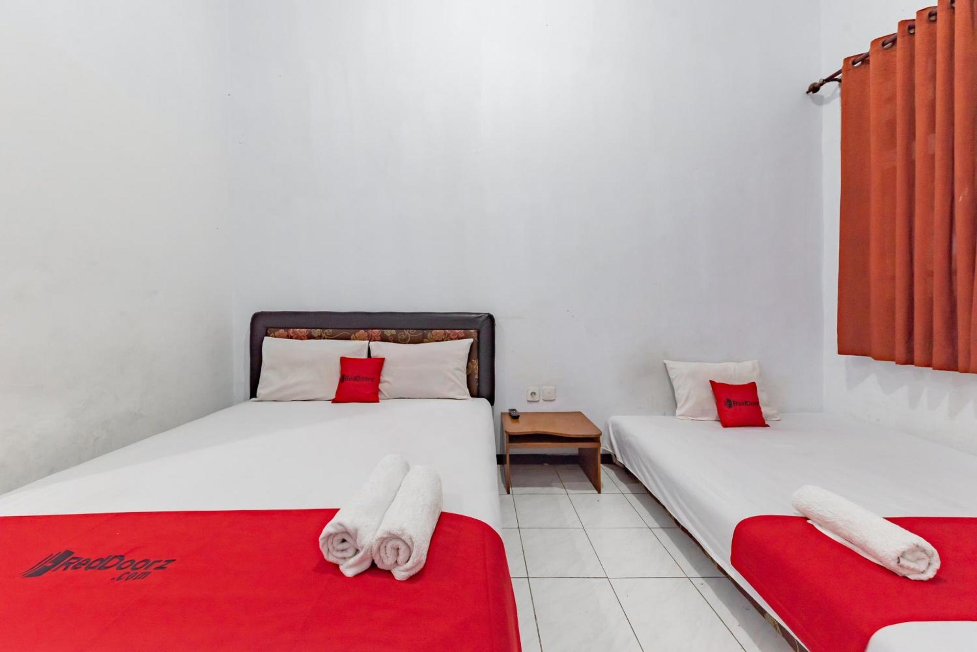 Reddoorz At Ciliwung Guest House Syariah Malang Bagian luar foto