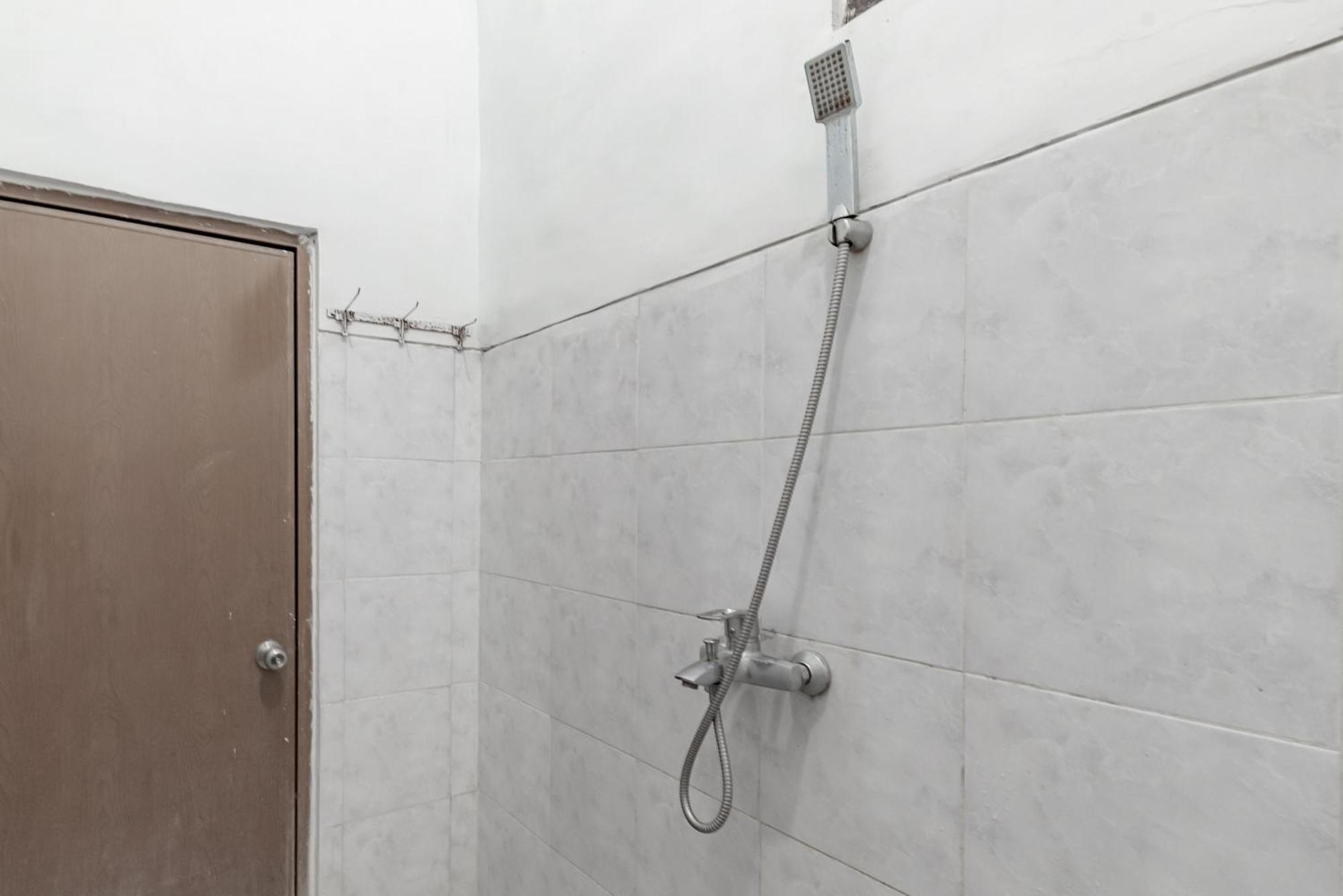 Reddoorz At Ciliwung Guest House Syariah Malang Bagian luar foto