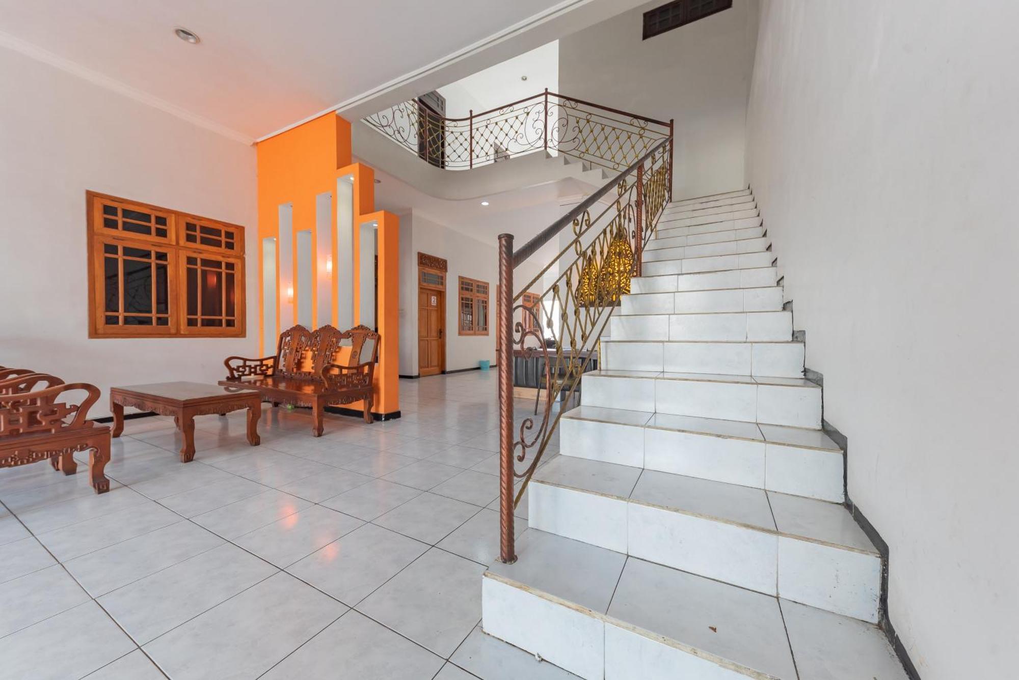 Reddoorz At Ciliwung Guest House Syariah Malang Bagian luar foto