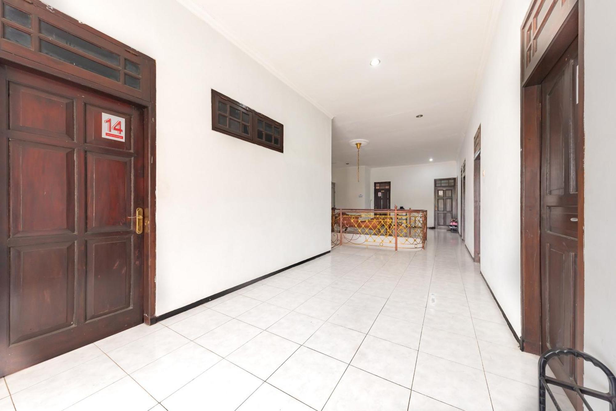 Reddoorz At Ciliwung Guest House Syariah Malang Bagian luar foto